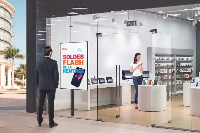 65aa93c0c591c_dynamisez_votre_magasin_grace_a_une_vitrine_interactive2